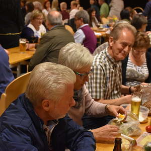 gesegnete Speisen werden verzehrt