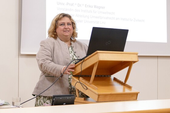 Erika Wagner eröffnet die Maximilian Aichern-Vorlesung 2026 / © KU Linz/Hermine Eder Univ.-Prof.in Dr.in Erika Wagner, Professorin für Umweltrecht und Leiterin der Abteilung Umweltprivatrecht am Institut für Zivilrecht der JKU Linz.