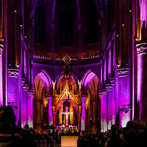 Stimmungsvolle Klänge und Chormusik aus knapp fünfhundert Jahren Musikgeschichte präsentierten über zweihundert junge Sänger*innen der drei Musikzweige des Linzer Adalbert Stifter Gymnasium unter der Gesamtleitung von Stefan Kaltenböck am dritten Adv