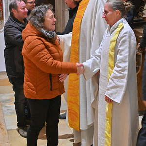 Vertreter:innen der Pfarrgemeinden und pastoralen Orte drückten dem Pfarrer und den beiden Pfarrvorständ:innen per Handschlag ihre Verbundenheit und ihre Bereitschaft zur Zusammenarbeit zum Wohl der ganzen Pfarre aus.
