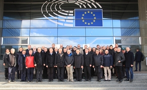 Die Reisegruppe der Diözese Linz vor dem EU-Parlament.