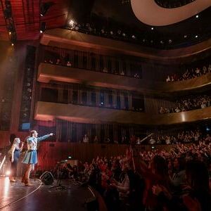 Die Mayerin (rechts) präsentierte einen Song live und performte 'Carolina' mit Special Guest Mintha (links)