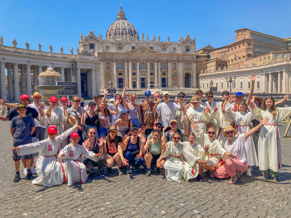 Busgruppe 17 vor dem Petersdom