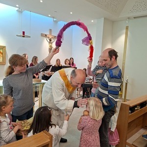 Kinder werden gesegnet