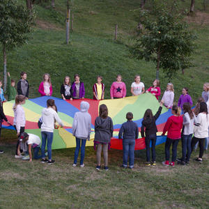 Ein umgebautes, ehemaliges Bauernhaus auf einer Alm in Weyer war die Herberge für 30 Jungscharkinder. Acht Kinder unserer Pfarre verbrachten mit Mädchen und Buben der Pfarre Scharnstein eine erlebnisreiche Woche: Lagerleiter Matthias Holzinger übern