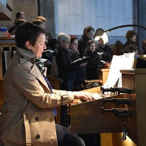 Michaela Aigner an der Orgel