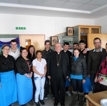 Diözesanbischof Dr. Ludwig Schwarz besucht das Jugendprojekt