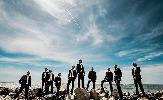 Männer feiern ihren Glauben