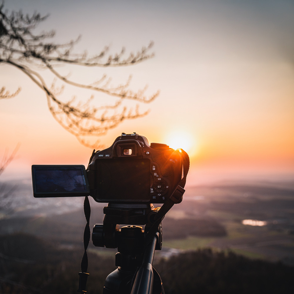 Kamera auf Stativ bei Sonnenaufgang