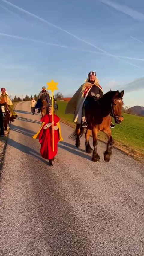 Ein Sternträger mit Reiter kommt am Weg zur Kapelle