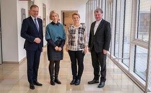 V. l.: Landeshauptmann Thomas Stelzer, Barbara Lanzerstorfer-Holzner, Silvia Breitwieser (beide TelefonSeelsorge OÖ) und Bischof Manfred Scheuer