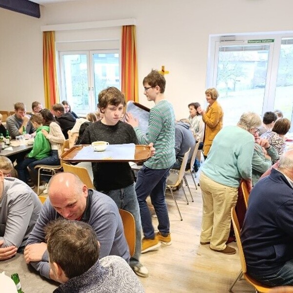 Firmlinge beim Verteilen der Fastensuppe