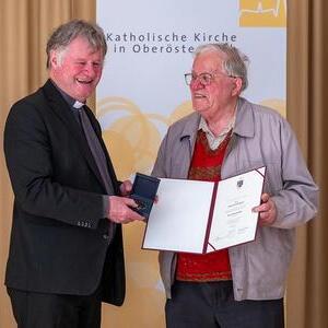Bischof Manfred Scheuer verlieh Heinrich Brugger aus Steyr-Christkindl die Severin-Medaille.