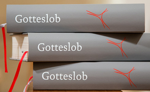 ILLUSTRATION - Ausgaben vom neuen Gesangbuch 'Gotteslob' liegen am 12.11.2013 im Dom in Osnabr?ck (Niedersachsen) auf einer Sitzbank. Nach fast 40 Jahren gebe es neue Formen des Gottesdienstes, begr?ndete der katholische Bischof Bode die Neukonzeptio