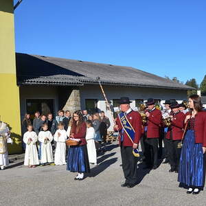 Der Wortgottesdienst und die Segnung der Erntegaben fand am Parkplatz Wollendorfer statt