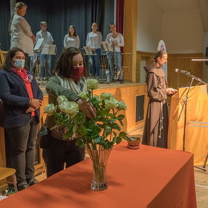 Gedenkfeier an die Opfer des ehemaligen KZ Außenlagers Ternbergzum Thema „Menschlichkeit ohne Grenzen“Bild: Jugendliche tragen für die verstorbenen Menschen des ehemaligen KZ Außenlagers Ternberg Rosen nach vorneFoto: Haijes 