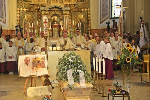 Abschied von Stadtpfarrer Christian ?hlerAm Montag, 9. September wurde der Bad Ischler Stadtpfarrer Mag. Christian ?hler zu Grabe getragen.In der ?ber den letzten Platz hinaus gef?llten Pfarrkirche St Nikolaus zelebrierte Di?zessanbischof Man