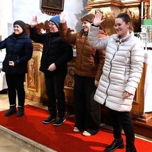 Sandra, Verena, Silvia und Melanie winken.