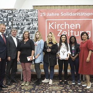 Cornelia Kienberger mit Jugendlichen und Landeshauptmann Thomas Stelzer, Sozial-Landesrätin Birgit Gerstorfer und Bischof Manfred Scheuer