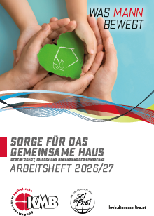 Das Arbeitsheft der KMB für 2026/2027 zeigt u.a. verschiedene Hände, die ein grünes Herz mit der Zeichnung eines Hauses halten