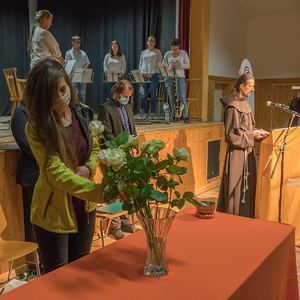 Gedenkfeier an die Opfer des ehemaligen KZ Außenlagers Ternbergzum Thema „Menschlichkeit ohne Grenzen“Bild: Jugendliche tragen für die verstorbenen Menschen des ehemaligen KZ Außenlagers Ternberg Rosen nach vorneFoto: Haijes 