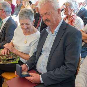 Am 26. September 2024 überreichte Diözesanbischof Manfred Scheuer im Linzer Priesterseminar an engagierte Christ:innen die Florian-Medaille und die Severin-Medaille. Diese diözesanen Ehrenzeichen sind ein Zeichen des Dankes und der Anerkennung für la