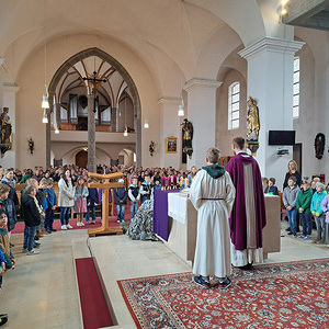 Die Kerzen werden gesegnet.