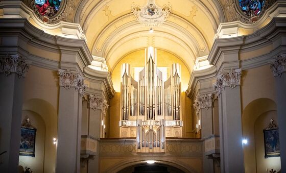 Die neue Orgel in der Pöstlingberg-Kirche. Der Orgelprospekt wurde von Valie Export gestaltet.