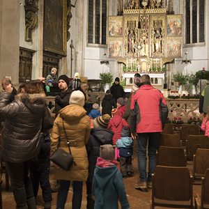 Adventkranzsegnung und Braunauer Adventcafé
