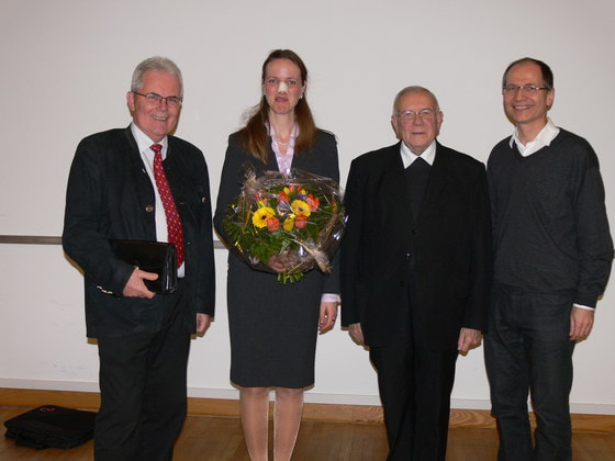 Foto: v.l. Hofrat Dr. Paul Stepanek, Dr. Magdalena Holztrattner, Altbischof Maximilian Aichern, Dr. Wolfgang Pflügl