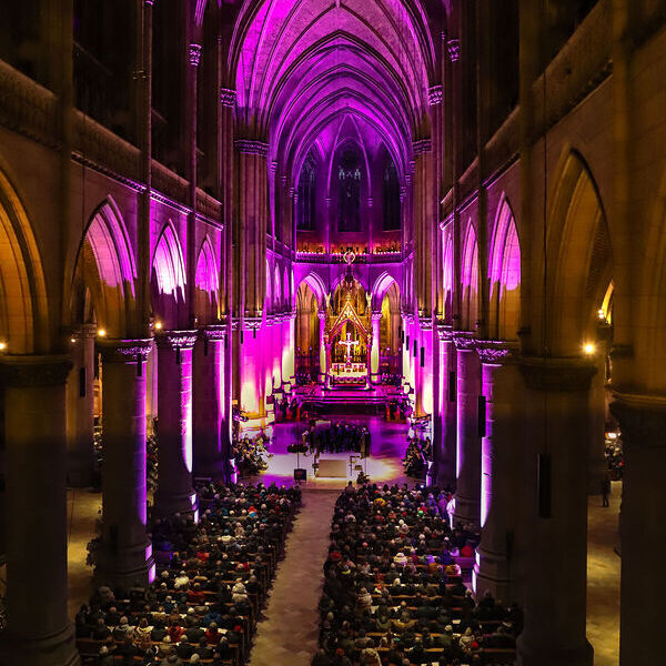 Stimmungsvolle Klänge und Chormusik aus knapp fünfhundert Jahren Musikgeschichte präsentierten über zweihundert junge Sänger*innen der drei Musikzweige des Linzer Adalbert Stifter Gymnasium unter der Gesamtleitung von Stefan Kaltenböck am dritten Adv
