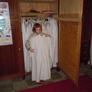 Jungmedizinerin als Ministrantin 