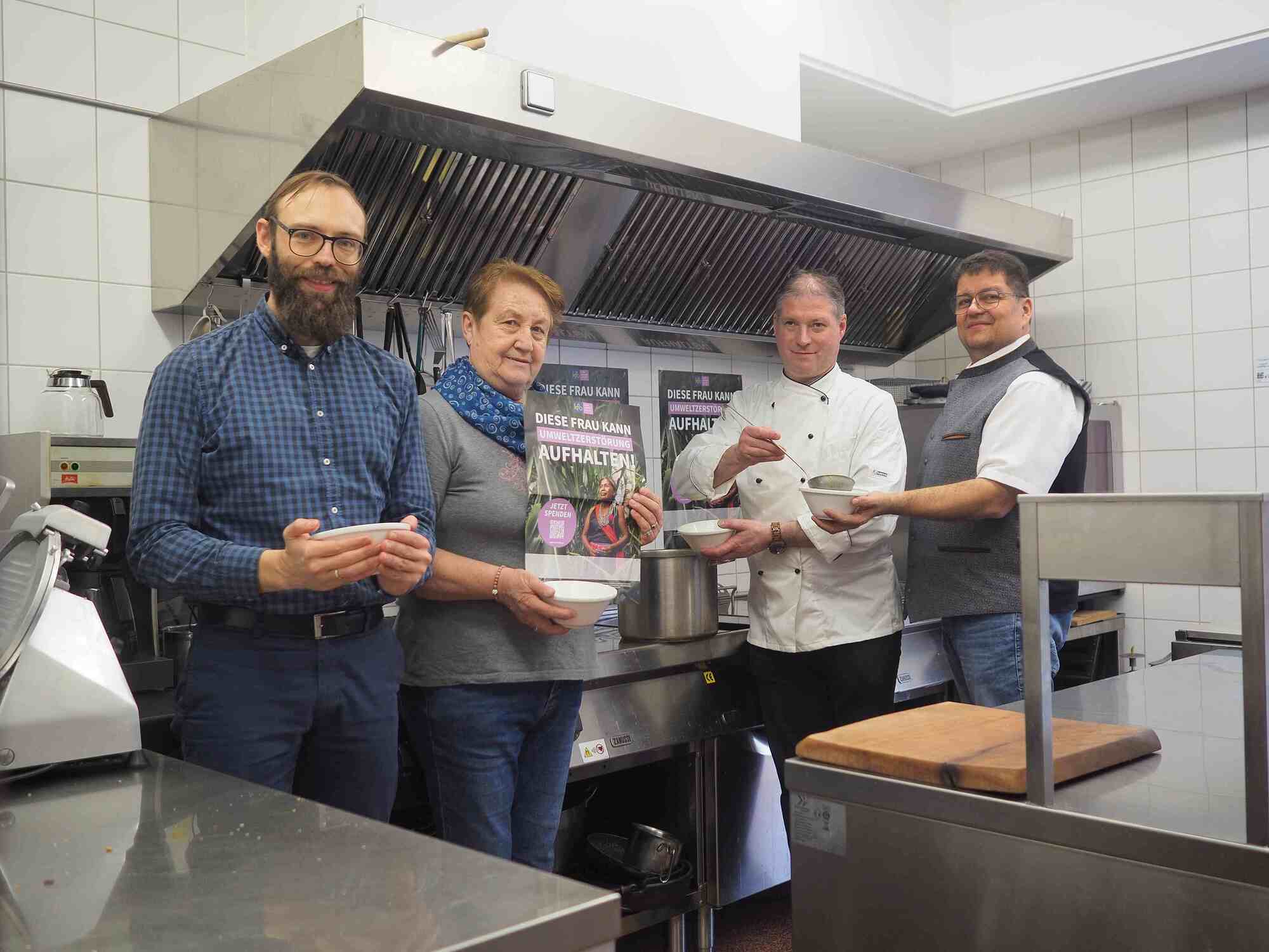 v.l. Simon Voggeneder (Stellvertretender Obmann des Pfarrgemeinderates), Anni Friesenecker (Pfarrgemeinderätin und Organisatorin des Fastensuppen-Essens), Thomas Friesenecker (Suppen-Koch) und Roland Altreiter (Pfarrassistent)