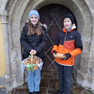 Firmlinge verteilen selbstgebackene Lebkuchen für den guten Zweck.