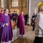 Der Sarg des verstorbenen Bischofs Maximilian Aichern wurde in einer Prozession zum Hauptportal geleitet.