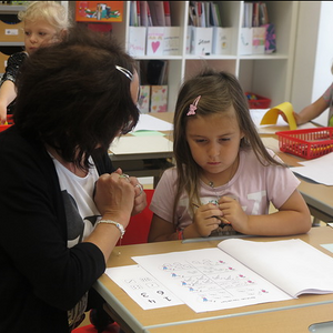 Die Schulanfänger besuchen die Schule
