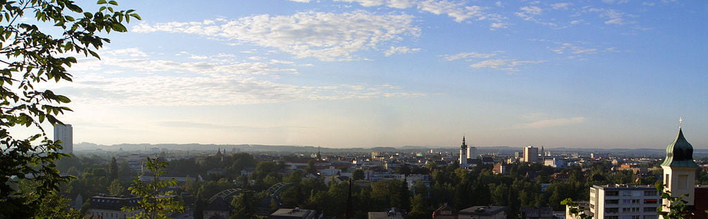 Die Stadt Wels von der Marienwarte aus (Foto: https://commons.wikimedia.org/wiki/File:Panorama_Wels_2.jpg?uselang=de)