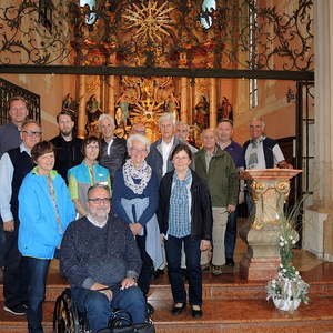 Unsere Teilnehmer vor dem Altargitter
