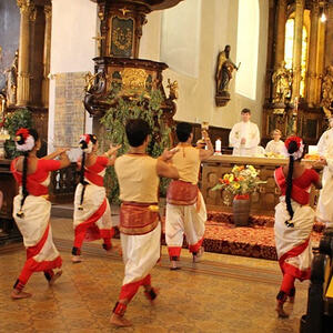 Der Kelch wird zum Altar gebracht