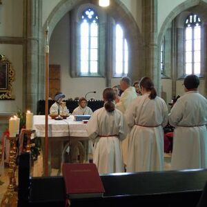 Jungmedizinerin als Ministrantin 