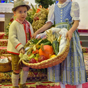 „Vieles in unserem Leben hat mit Erntedank zu tun“, so die Kirchdorfer Pastoralassistentin Bernadette Hackl. Beim Erntedankfest wurde die Erntekrone vor dem Pfarrhof durch Pfarrer P. Severin Kranabitl gesegnet und dann in die Kirche getragen. Der Got