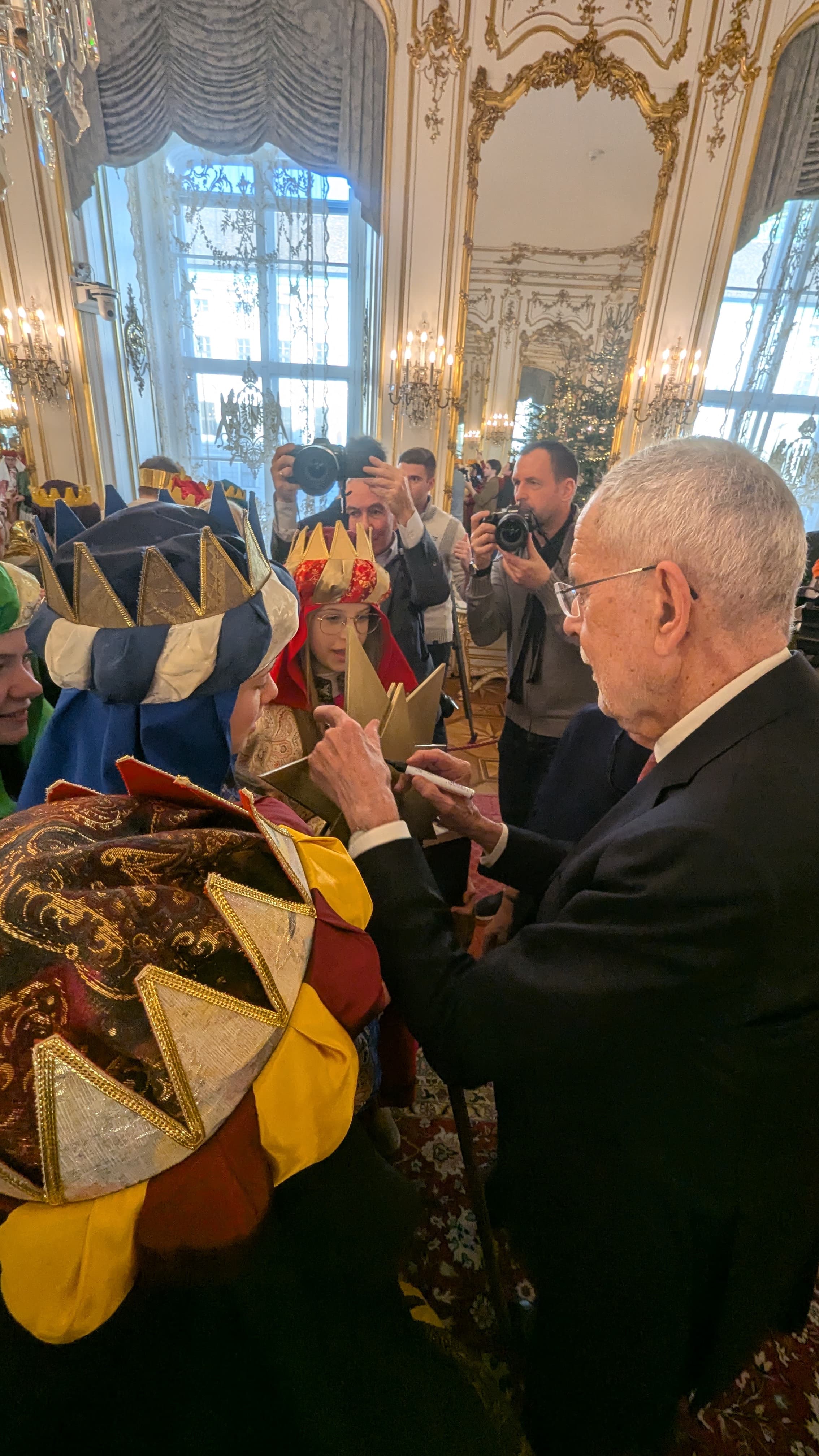 BP unterschreibt / Elfriede Rechberger BP unterschreibt