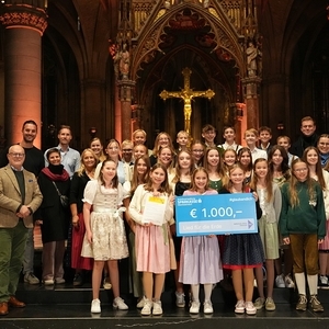 Siegerfoto mit der 3C des Stiftsgymnasiums Kremsmünster. Mit am Bild Mag. Herbert Auer (Sponsor Sparkasse OÖ, 1. v. l.), Peter Mayer (Jurymitglied, 2. v. l.), Landesrat Mag. Stephan Kaineder (3. v. r.)