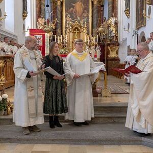 Beim Festgottesdienst bekundeten Pfarrer Johann Padinger, Pastoralvorständin Elisabeth Lamplmayr und Verwaltungsvorständin Tamara Eichlberger vor Generalvikar Severin Lederhilger und der versammelten Feiergemeinde ihre Bereitschaft