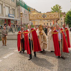 Der Himmel mit der Monstranz kommt an der ersten Station (Altar bei Familie Schulz) an.
