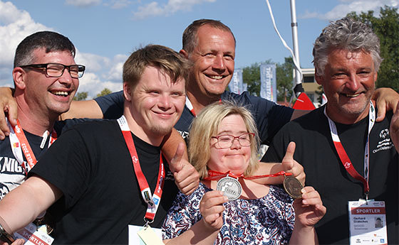 Jubelndes Schwimmteam bei Special Olympics 2022 / © Caritas Jubelndes Schwimmteam bei Special Olympics 2022
