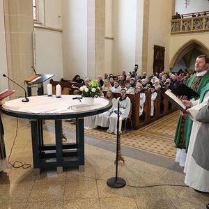Beim Festgottesdienst bekundeten Pfarrer Abt Reinhold Dessl, Pastoralvorständin Maria Krone und Verwaltungsvorstand Daniel Himsl vor Generalvikar Severin Lederhilger und der versammelten Feiergemeinde ihre Bereitschaft, die Pflichten dieser Ämter auf