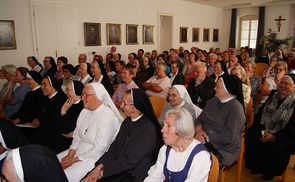 Etwa 100 Gäste, darunter viele aktive und ehemalige MissionarInnen, freuten sich mit der Missionsstelle der Diözese Linz über ihr 10-jähriges Bestehen.              