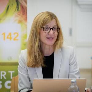 Dipl.-Päd.in Petra Risau, Onlineberaterin, Lehrende & Mentorin für Onlineberatung, Trainerin für Onlineberatung.Pressekonferenz: Zwischen Likes und Leere. Erfahrungen aus 10 Jahren Chatberatung.