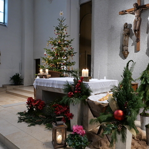 Weihnachtlich geschmückte Kirche in Kleinmünchen